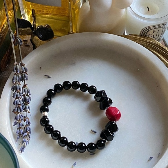 𝅺black Onyx and red Coral handmade stretch bracelet